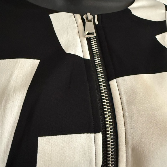 Gracia Black and White Abstract Long Sleeve Dress - Picture 4 of 9